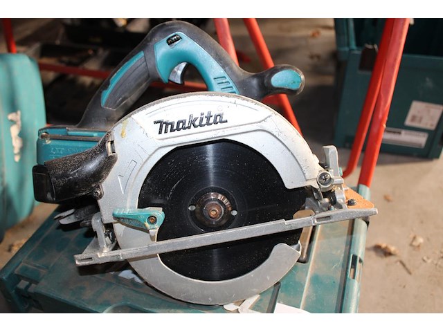 Accu handcirkelzaag makita 36 volt met dubbele accu en lader in kunststofkoffer. - afbeelding 2 van  4