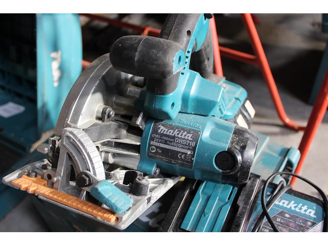 Accu handcirkelzaag makita 36 volt met dubbele accu en lader in kunststofkoffer. - afbeelding 3 van  4