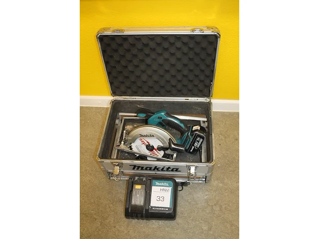 Accu handcirkelzaagmachine makita met accu en acculader in koffer. - afbeelding 2 van  2