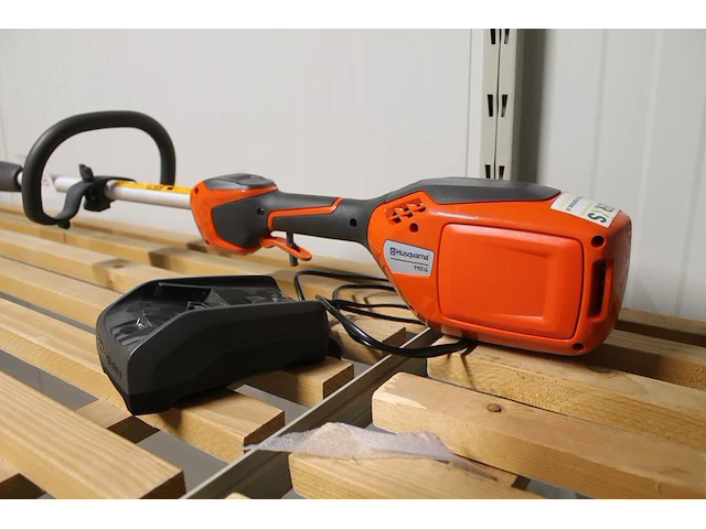 Accu kantenmaaier husqvarna 110il met accu en acculader. - afbeelding 2 van  3
