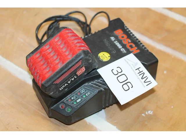 Accu met acculader bosch 14,4v. - afbeelding 1 van  2