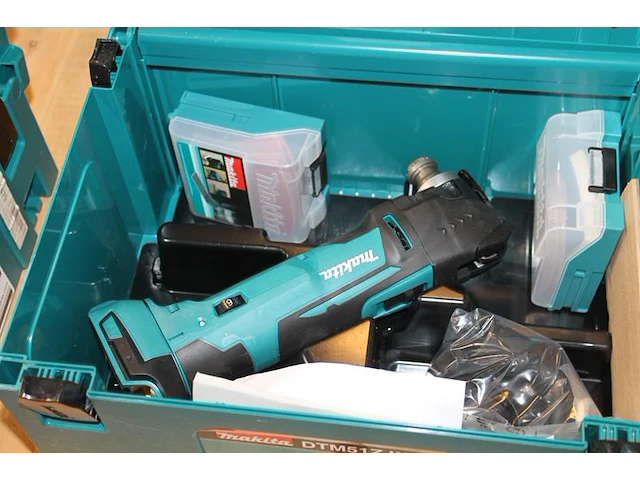 Accu multitool body makita dtm51 in mbox met diverse accessoires. - afbeelding 1 van  3