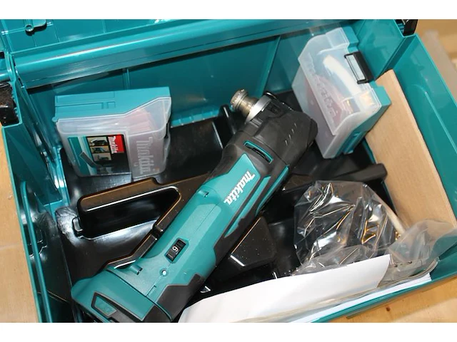 Accu multitool body makita dtm51 in mbox met diverse accessoires. - afbeelding 3 van  3