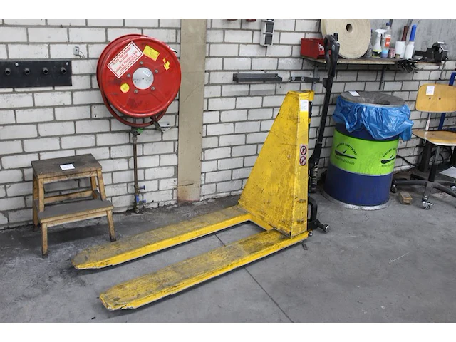 Accu pallet lifter remeco. actuele hefhoogte 58 cm vermoedelijk te weinig hydrauliek vloeistof. - afbeelding 1 van  2