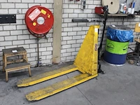 Accu pallet lifter remeco. actuele hefhoogte 58 cm vermoedelijk te weinig hydrauliek vloeistof. - afbeelding 1 van  2