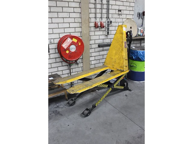 Accu pallet lifter remeco. actuele hefhoogte 58 cm vermoedelijk te weinig hydrauliek vloeistof. - afbeelding 2 van  2