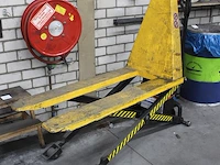 Accu pallet lifter remeco. actuele hefhoogte 58 cm vermoedelijk te weinig hydrauliek vloeistof. - afbeelding 2 van  2