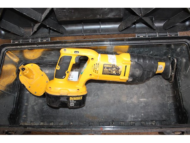 Accu reciprozaag dewalt met 2 accu's in koffer. - afbeelding 2 van  2