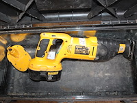 Accu reciprozaag dewalt met 2 accu's in koffer. - afbeelding 2 van  2