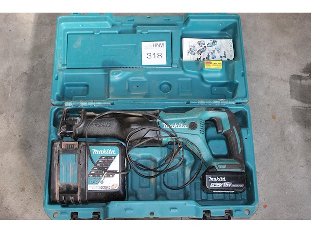 Accu recirprozaag makita met accu en lader in koffer. - afbeelding 1 van  3