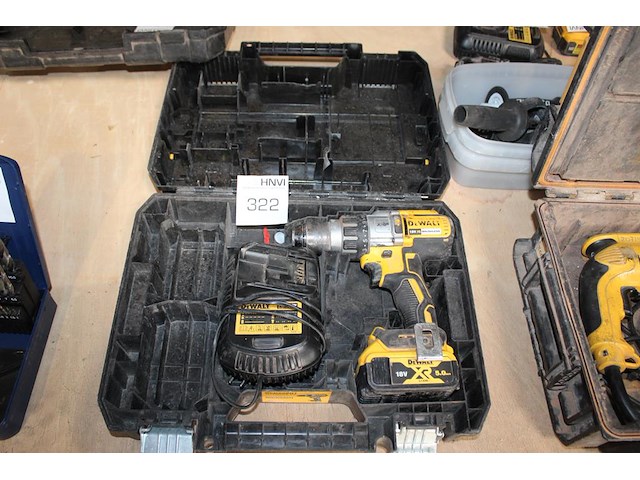 Accu schroefboormachine dewalt met accu en lader in kunststof koffer. - afbeelding 1 van  3