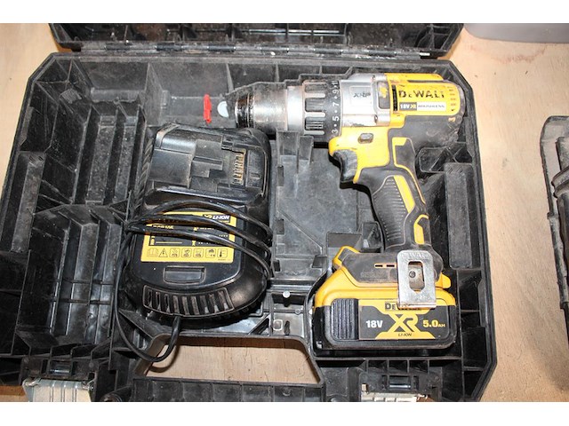 Accu schroefboormachine dewalt met accu en lader in kunststof koffer. - afbeelding 2 van  3