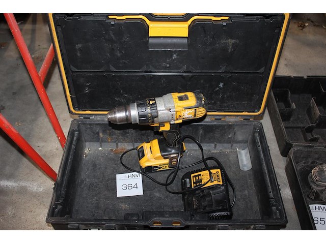Accu schroefboormachine dewalt met accu en lader in kunststofkoffer. - afbeelding 1 van  3