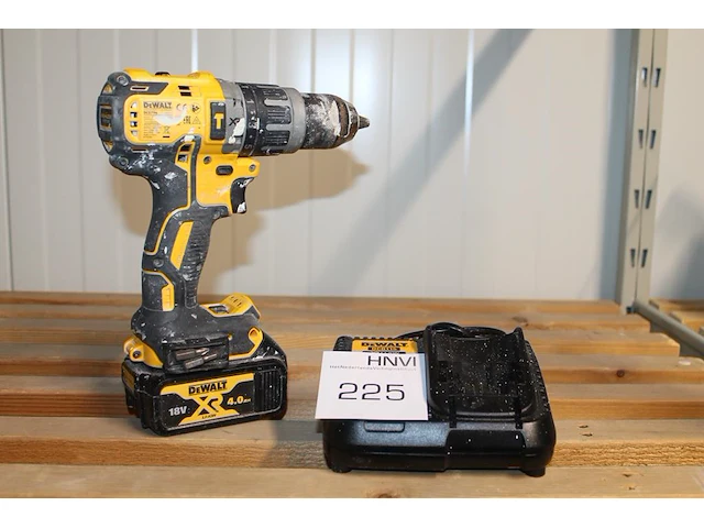 Accu schroefboormachine dewalt met accu en lader. - afbeelding 1 van  2