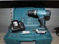 Accu schroef/boormachine makita 14,4 volt met twee accu's en lader in koffer.