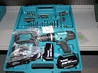 Accu schroefboormachine makita type dhp 453 18 volt met twee accu's en lader in koffer.