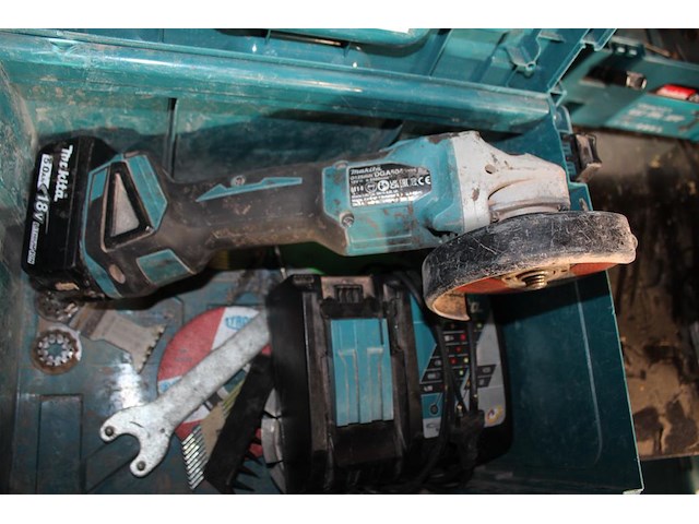 Accu slijptol maktia met accu en lader in kunststof koffer. - afbeelding 2 van  3