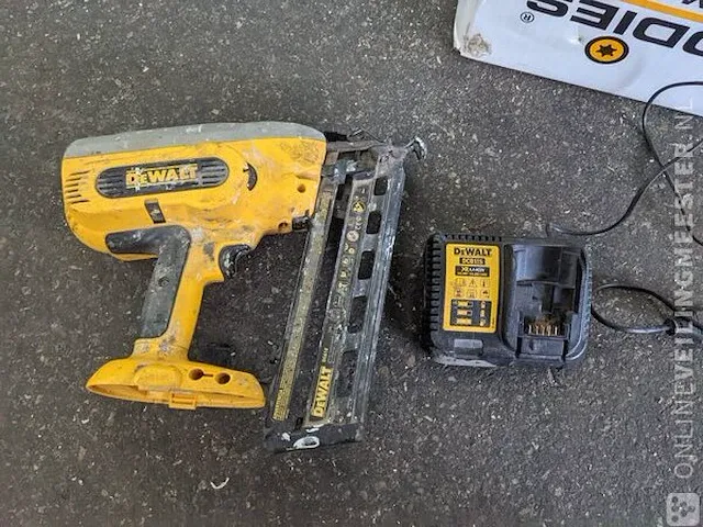 Accu tacker dewalt, 16ga - afbeelding 2 van  7