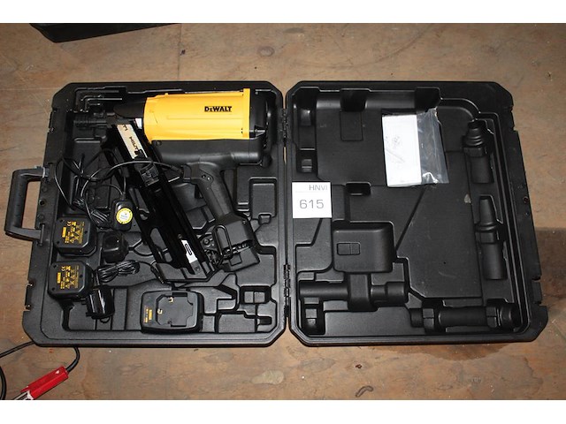 Accu tacker dewalt met 2 accu's en acculader in koffer. - afbeelding 1 van  3