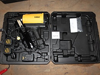 Accu tacker dewalt met 2 accu's en acculader in koffer. - afbeelding 1 van  3
