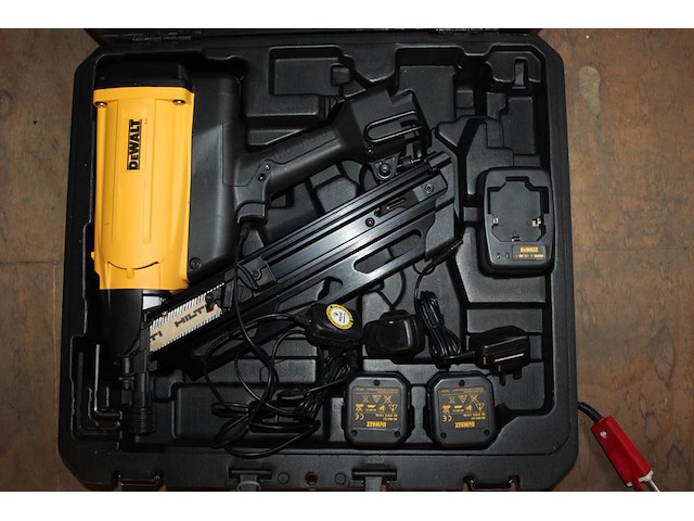 Accu tacker dewalt met 2 accu's en acculader in koffer. - afbeelding 2 van  3