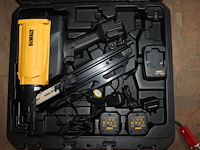 Accu tacker dewalt met 2 accu's en acculader in koffer. - afbeelding 2 van  3