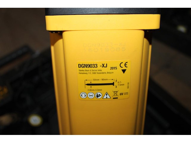 Accu tacker dewalt met 2 accu's en acculader in koffer. - afbeelding 3 van  3