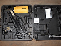 Accu tacker dewalt met accu en acculader in koffer. - afbeelding 1 van  3