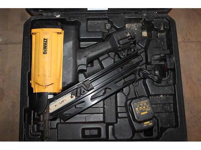 Accu tacker dewalt met accu en acculader in koffer. - afbeelding 2 van  3