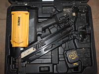 Accu tacker dewalt met accu en acculader in koffer. - afbeelding 2 van  3