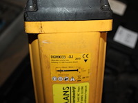 Accu tacker dewalt met accu en acculader in koffer. - afbeelding 3 van  3