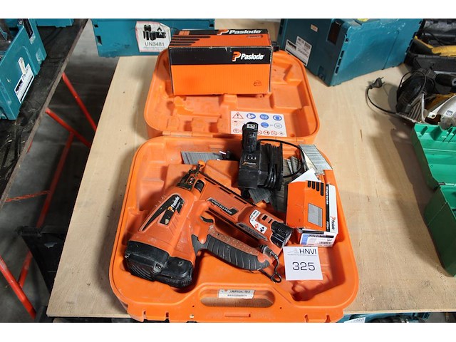 Accu tacker paslode met twee accu's en lader in kunststof koffer. - afbeelding 1 van  3