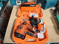 Accu tacker paslode met twee accu's en lader in kunststof koffer. - afbeelding 1 van  3