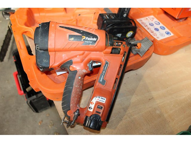 Accu tacker paslode met twee accu's en lader in kunststof koffer. - afbeelding 2 van  3