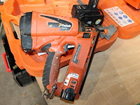 Accu tacker paslode met twee accu's en lader in kunststof koffer. - afbeelding 2 van  3