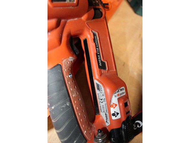 Accu tacker paslode met twee accu's en lader in kunststof koffer. - afbeelding 3 van  3