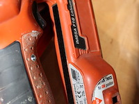 Accu tacker paslode met twee accu's en lader in kunststof koffer. - afbeelding 3 van  3