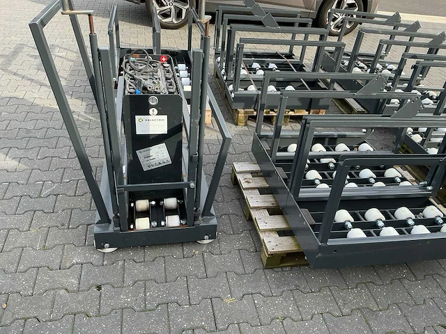 Accu transportkar en 5 accubokken - afbeelding 1 van  9