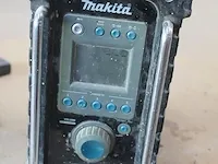Accubouwradio makita incl. 18 volt 5amp accu. let op: antenne en draaghengsel ontbreken. - afbeelding 2 van  2