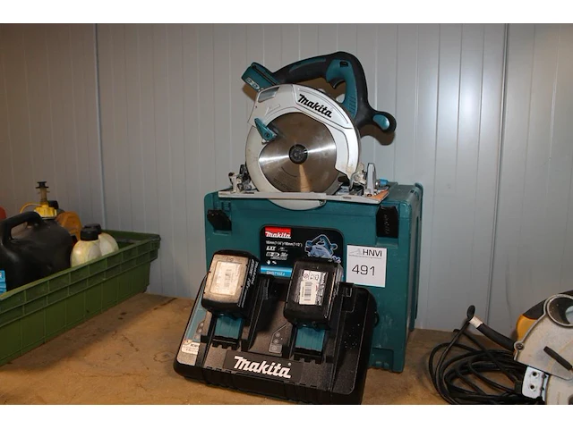 Accucirkelzaag makita 36v type dhs710 in kunststof koffer met accu's en lader. - afbeelding 1 van  5