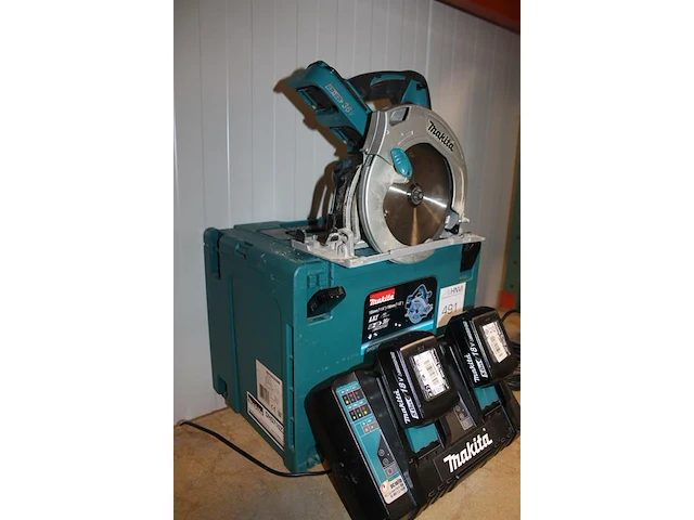 Accucirkelzaag makita 36v type dhs710 in kunststof koffer met accu's en lader. - afbeelding 3 van  5