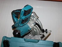 Accucirkelzaag makita 36v type dhs710 in kunststof koffer met accu's en lader. - afbeelding 4 van  5
