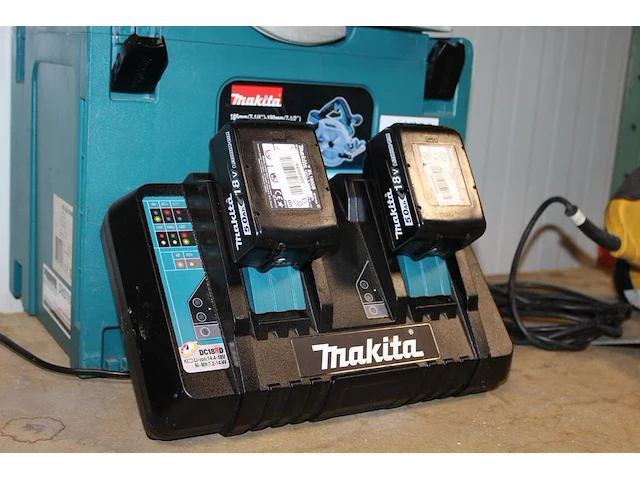 Accucirkelzaag makita 36v type dhs710 in kunststof koffer met accu's en lader. - afbeelding 5 van  5
