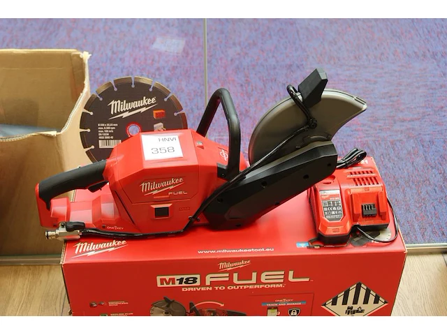 Accudoorslijpmachine milwaukee m18 fcos230 incl. accu, lader en slijpschijf - afbeelding 1 van  6