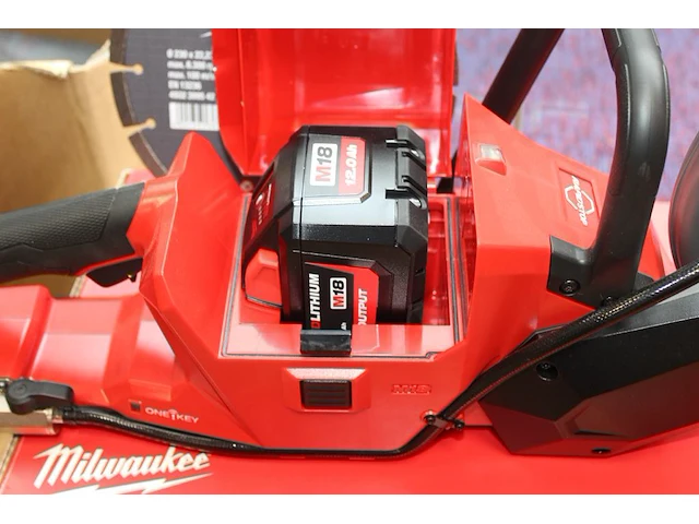 Accudoorslijpmachine milwaukee m18 fcos230 incl. accu, lader en slijpschijf - afbeelding 2 van  6