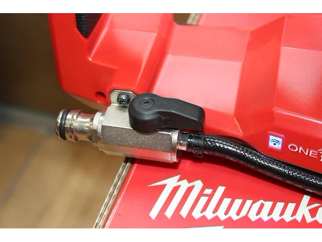 Accudoorslijpmachine milwaukee m18 fcos230 incl. accu, lader en slijpschijf - afbeelding 4 van  6
