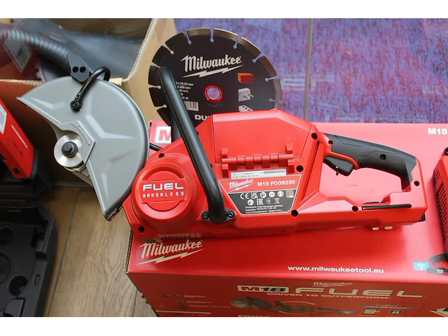 Accudoorslijpmachine milwaukee m18 fcos230 incl. accu, lader en slijpschijf - afbeelding 5 van  6