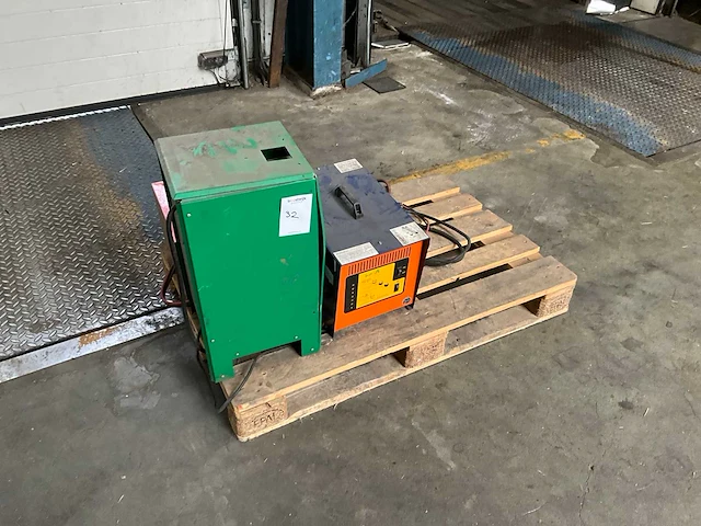 Acculader 24/47 volt (3x) - afbeelding 1 van  5