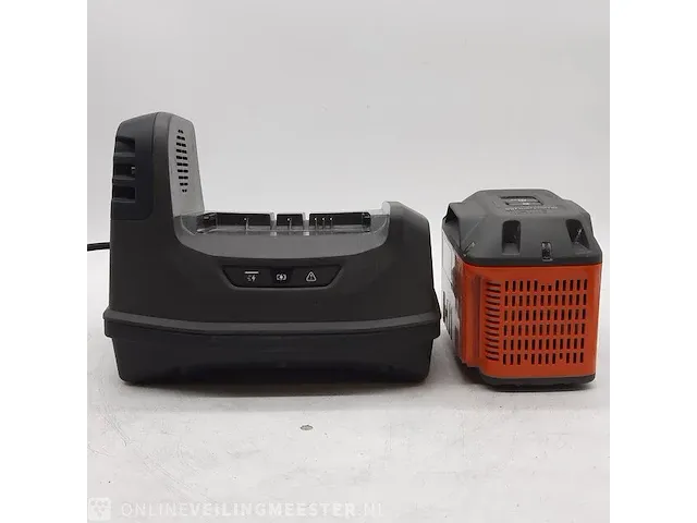 Acculader en 1x accu husqvarna, pace c900x - afbeelding 1 van  16