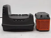 Acculader en 1x accu husqvarna, pace c900x - afbeelding 1 van  16